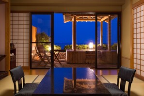 Kamar, Boleh Merokok (Run of House Open-air Bath and Garden) | Minibar, brankas, meja kerja, dan Wi-Fi gratis