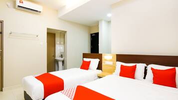 Habitación de hotel con dos camas, un baño y aire acondicionado.