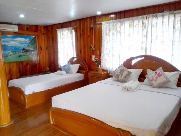 Triple Superior Room | Desk, free WiFi - Bright hotel (Nyaungshwe)