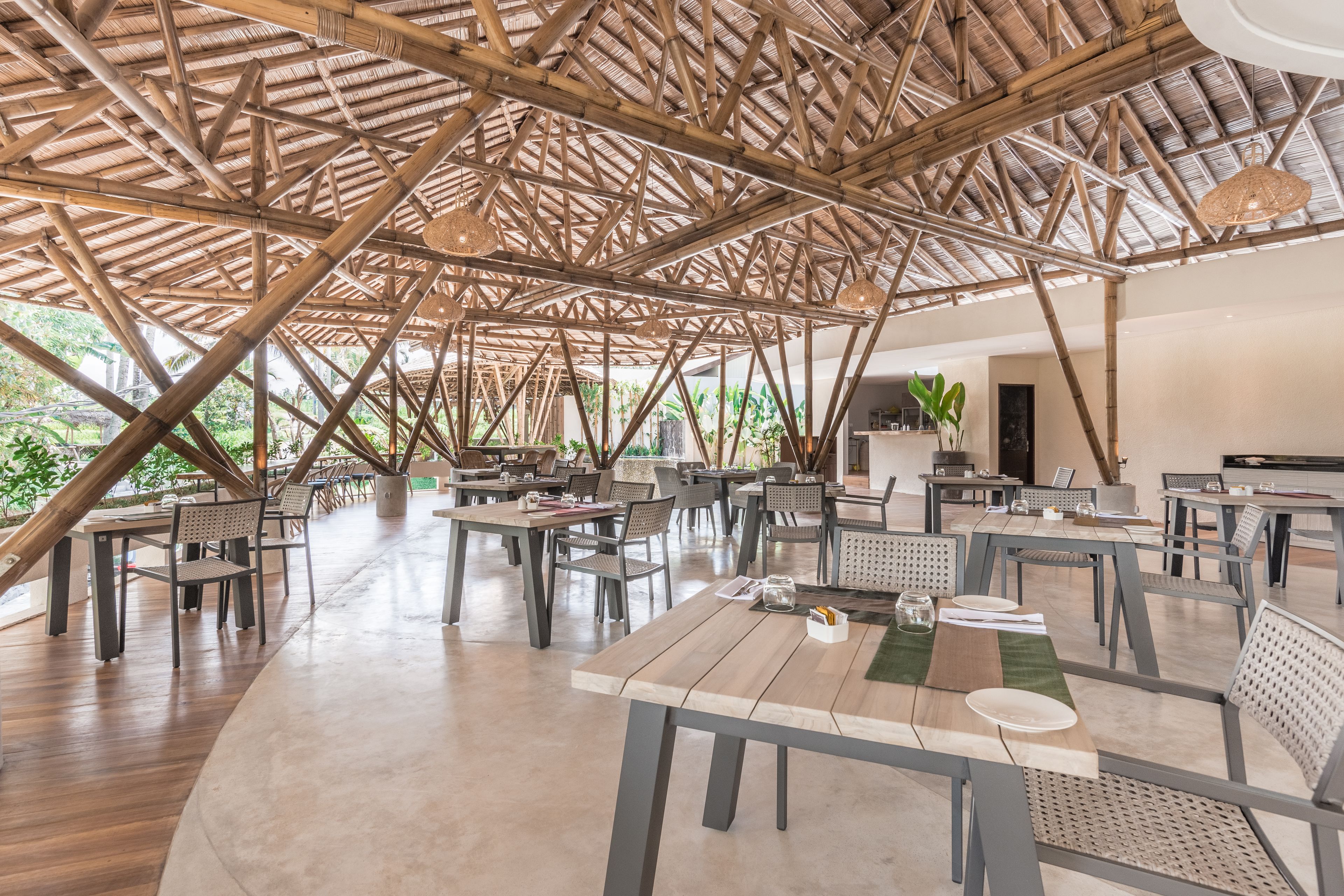 供应早餐、午餐和晚餐，本地与国际菜