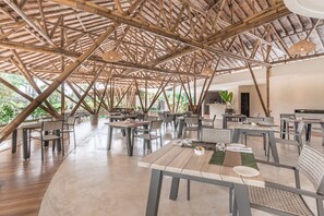 Serveert ontbijt, lunch, diner, lokale en internationale gerechten