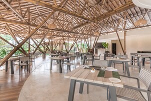 Breakfast, lunch, dinner served; local and international cuisine 