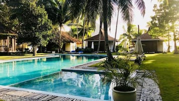 Una piscina al aire libre