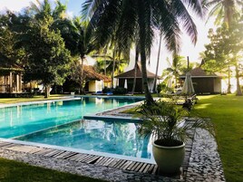 Una piscina al aire libre