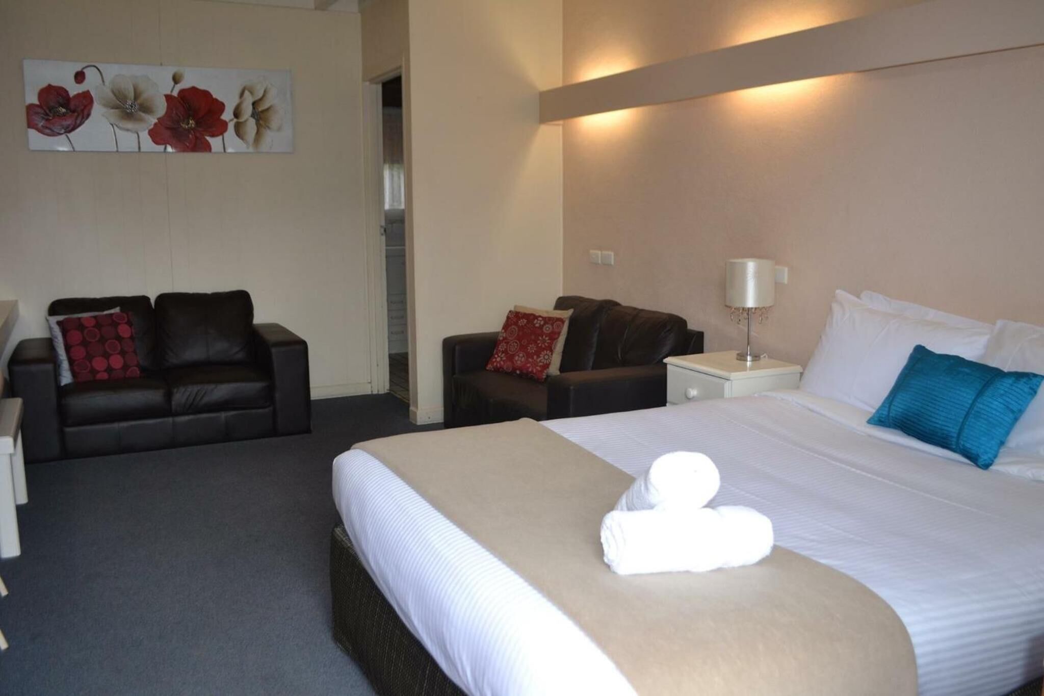 Tabla de planchar con plancha, wifi gratis, ropa de cama