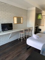 Tabla de planchar con plancha, wifi gratis y ropa de cama 