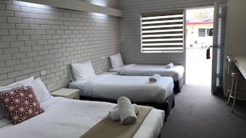 Tabla de planchar con plancha, wifi gratis y ropa de cama