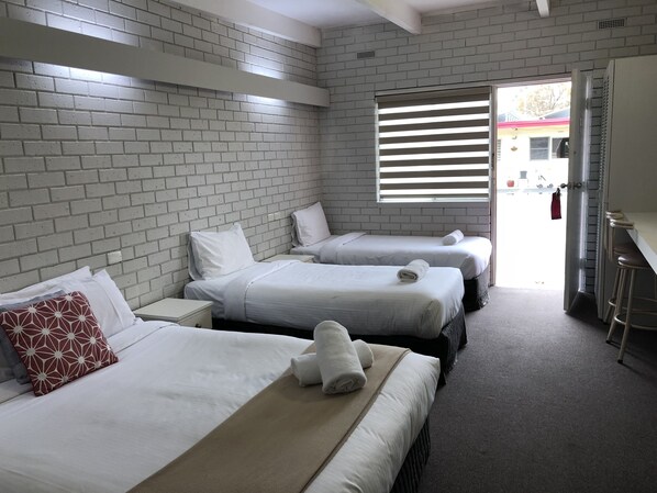 Triple Room, Non Smoking | Iron/ironing board, free WiFi, bed sheets - Wattle Motel (Seymour)
