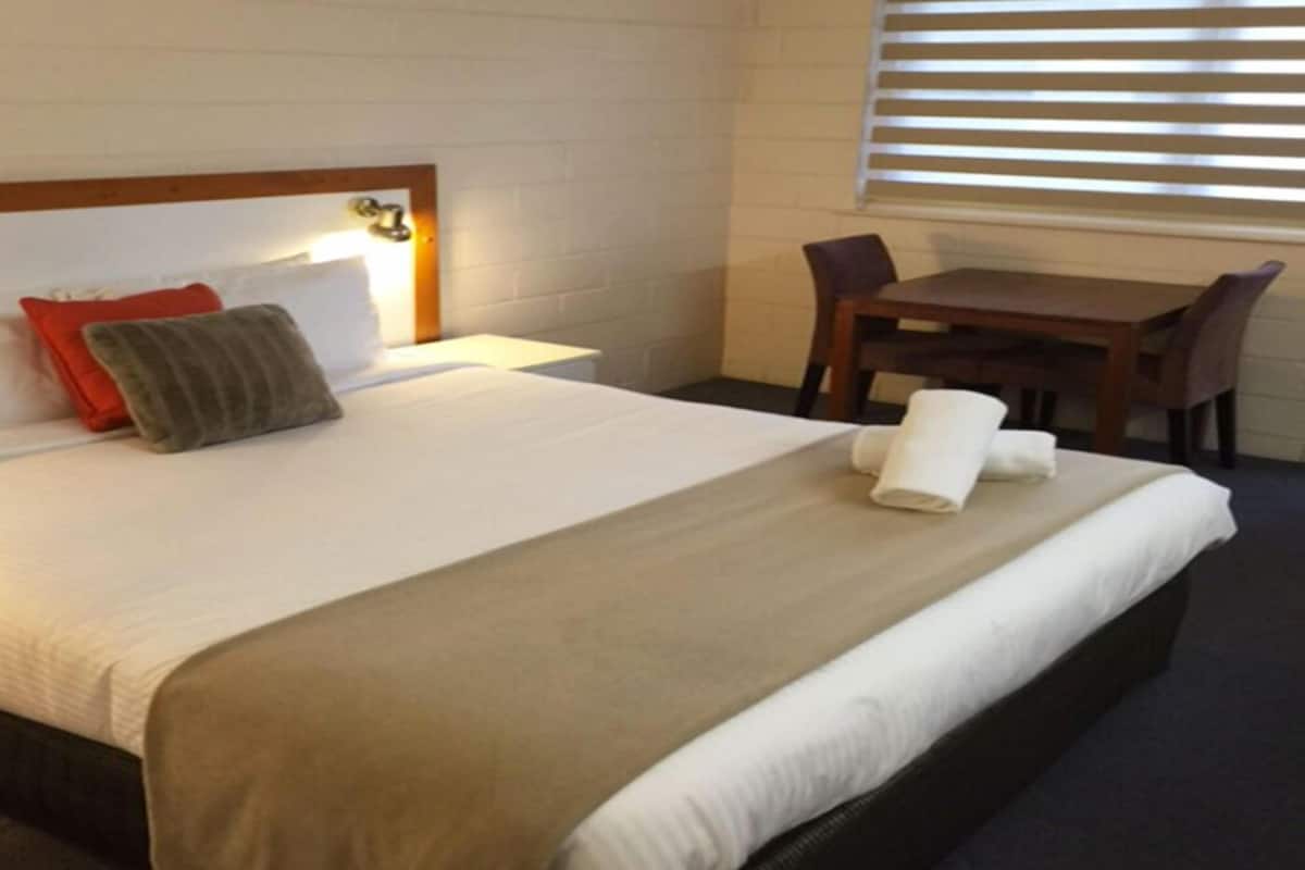 Eenvoudige tweepersoonskamer, 1 queensize bed | Een strijkplank/strijkijzer, gratis wifi, beddengoed