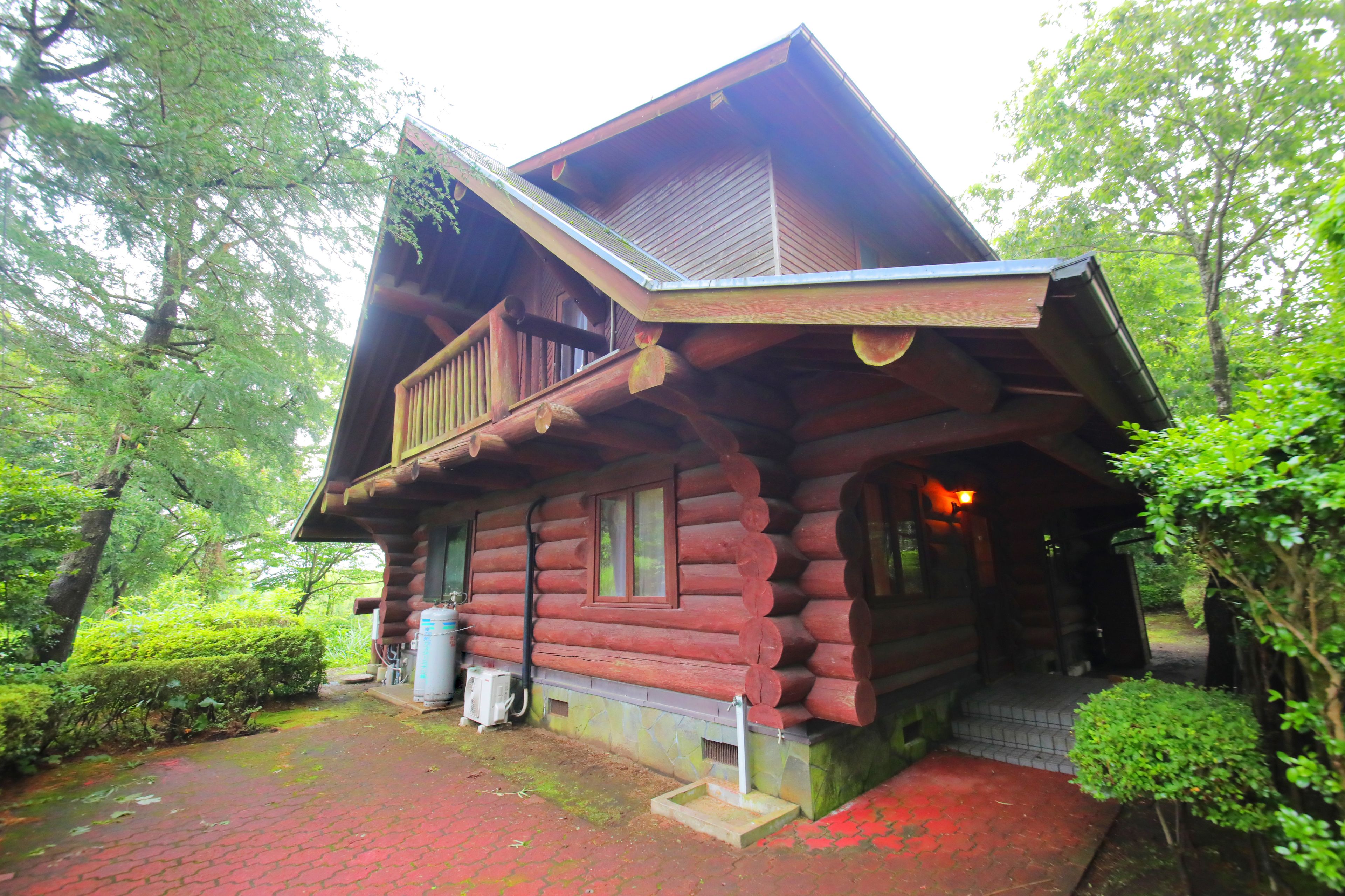 Bungalow, Smoking (2-7 Guests, Niagara) | Desk, bed sheets