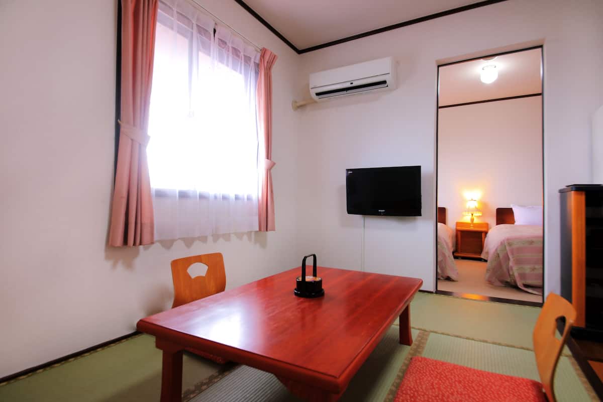 Quarto duplo tradicional, para não fumantes, em edifício anexo (2 Beds and 1 Futon, Japanese-style) | Escrivaninha, roupa de cama