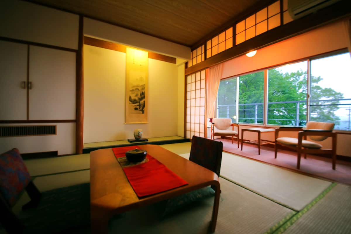 Quarto quádruplo tradicional, para não fumantes (Japanese-style, Main Building) | Escrivaninha, roupa de cama