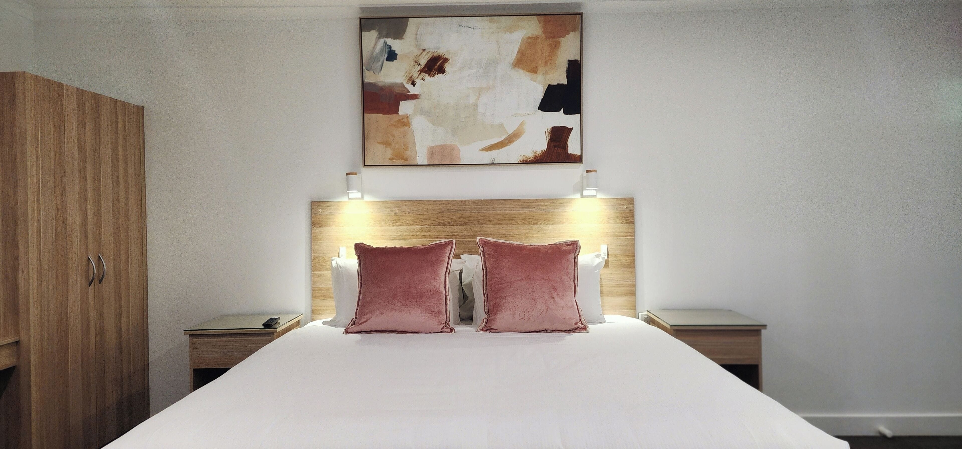 King Spa Chalet | Iron/ironing board, bed sheets