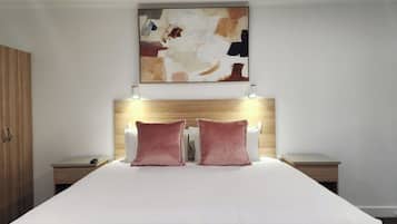 King Spa Chalet | Iron/ironing board, bed sheets