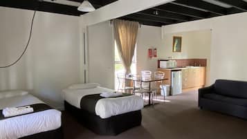 Loft, 2 Bedrooms, Jetted Tub | Iron/ironing board, bed sheets