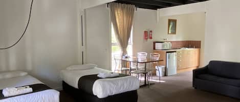 Loft, 2 habitaciones, bañera de hidromasaje | Tabla de planchar con plancha y ropa de cama