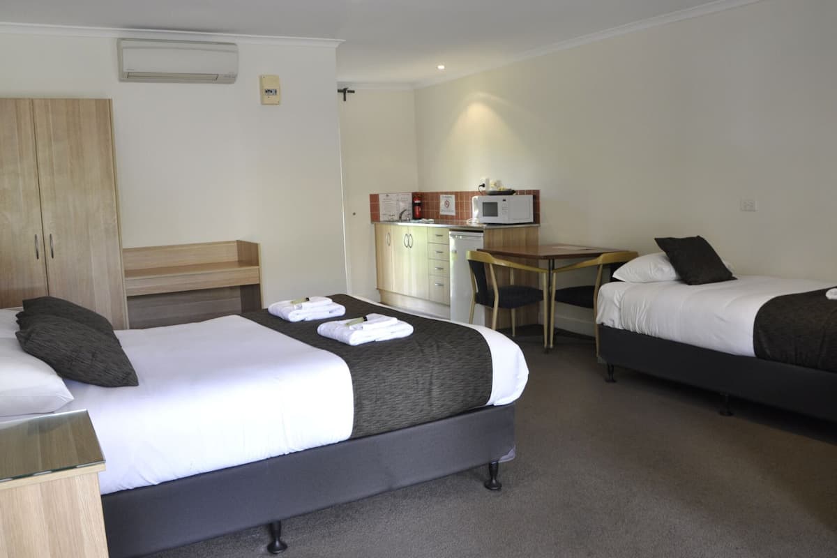 Strykjärn/strykbräda och sängkläder