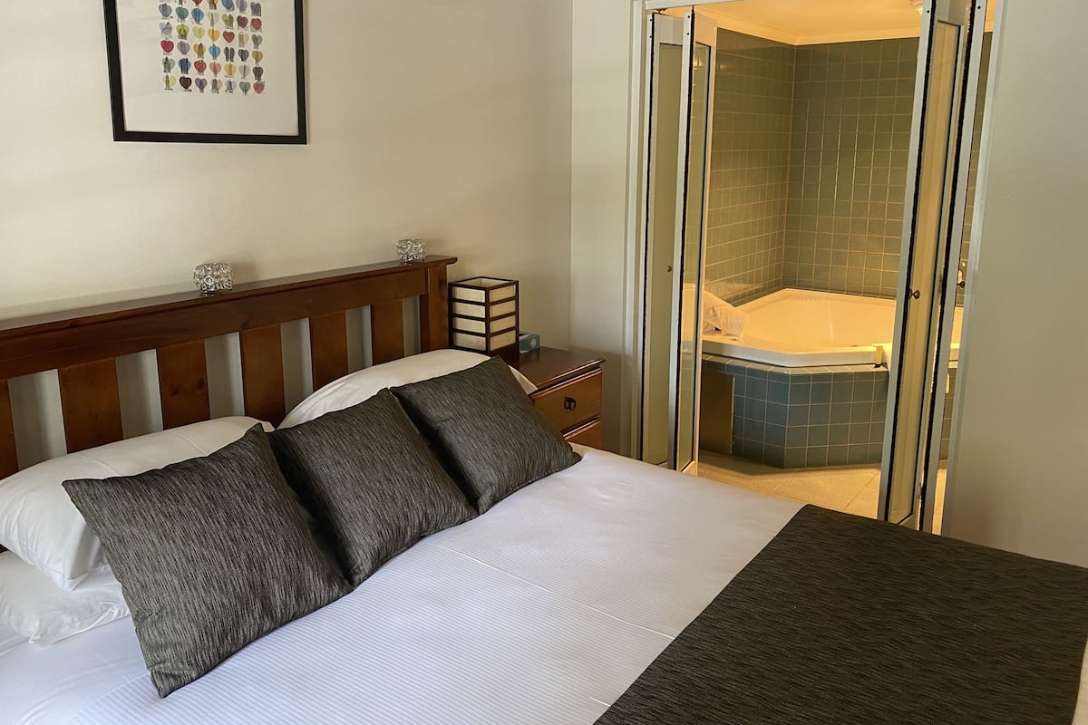 Strykjärn/strykbräda och sängkläder