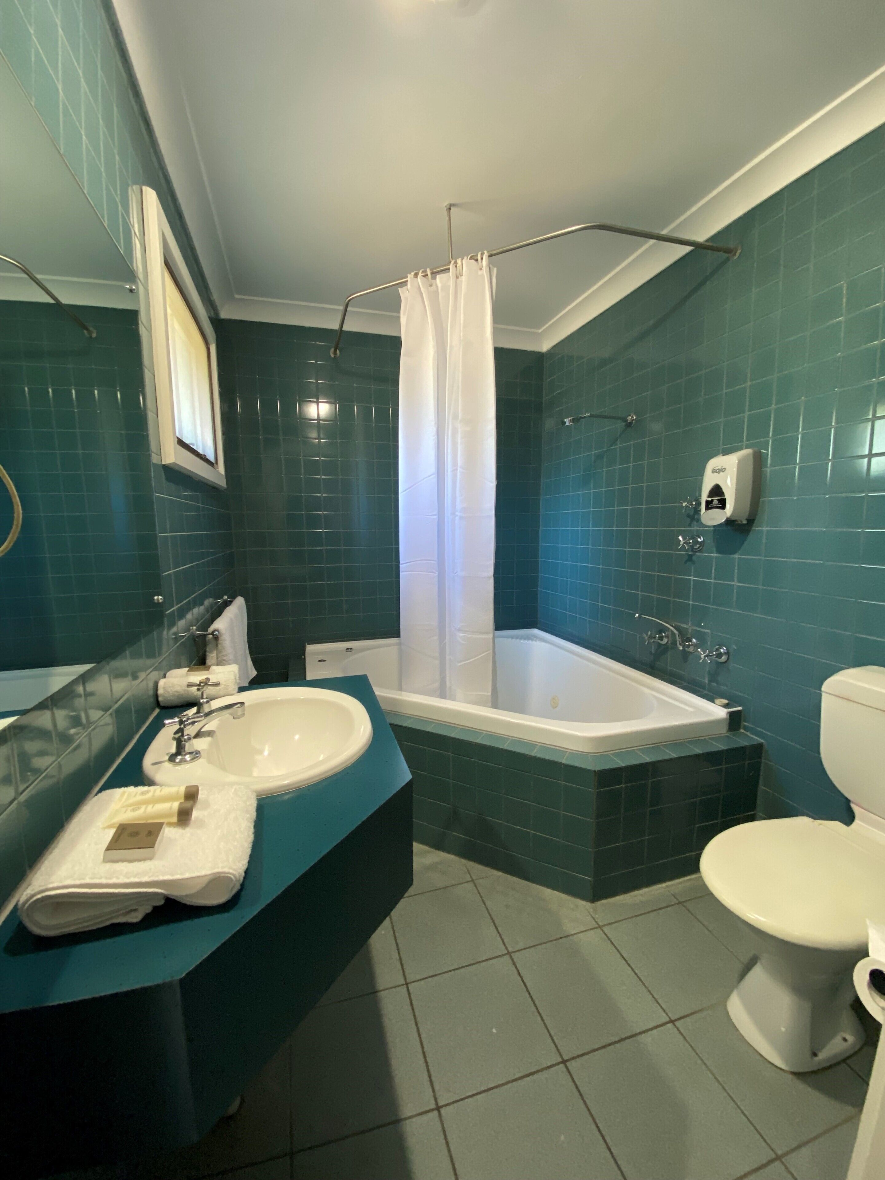 Ein Badezimmer mit einer Badewanne, einem Waschbecken und einer Toilette.