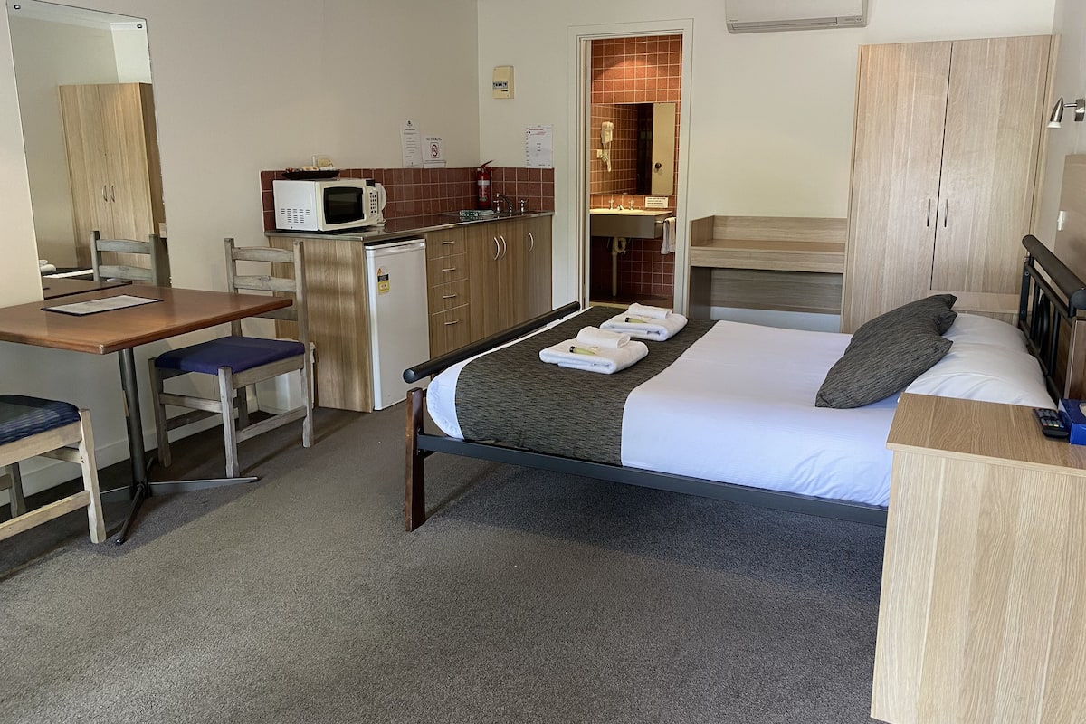 Iron/ironing board, bed sheets