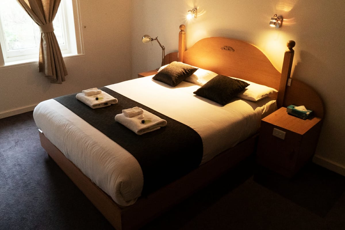 Strykjärn/strykbräda och sängkläder