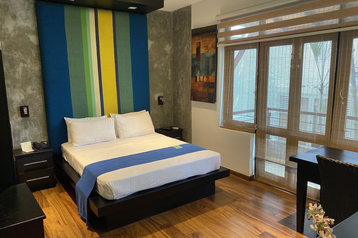 มินิบาร์, ตู้นิรภัยในห้องพัก, โต๊ะทำงาน, Wi-Fi ฟรี