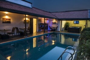 Innendørsbasseng, et basseng på takterrassen og solsenger