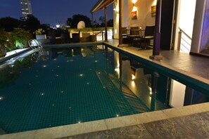Piscine couverte, piscine sur le toit, chaises longues