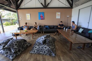 Interior - Scottys Mission beach YHA - Hostel (Wongaling Beach)