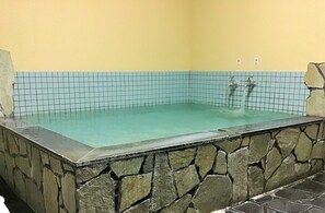 Standaard tweepersoonskamer, gedeelde badkamer (Japanese Style) | Badkamer | Gratis toiletartikelen, een haardroger, toiletten met elektronisch bidet
