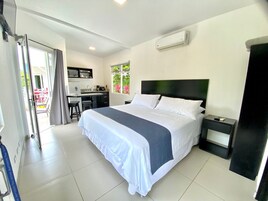 Ropa de cama de alta calidad, escritorio y cortinas blackout 