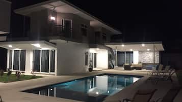Kolam renang outdoor