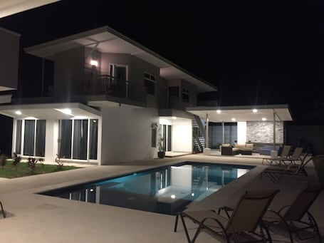 Una piscina al aire libre