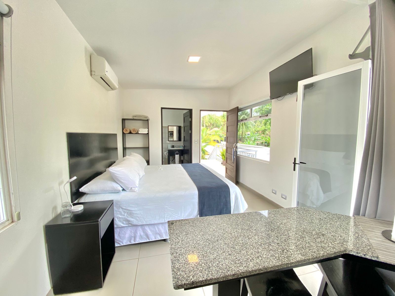 Estudio, 1 cama King size, vista a la montaña | Ropa de cama de alta calidad, muebles diferentes y escritorio 