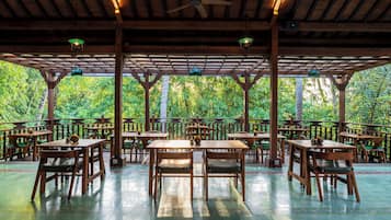 供应早餐、午餐和晚餐,本地与国际菜
