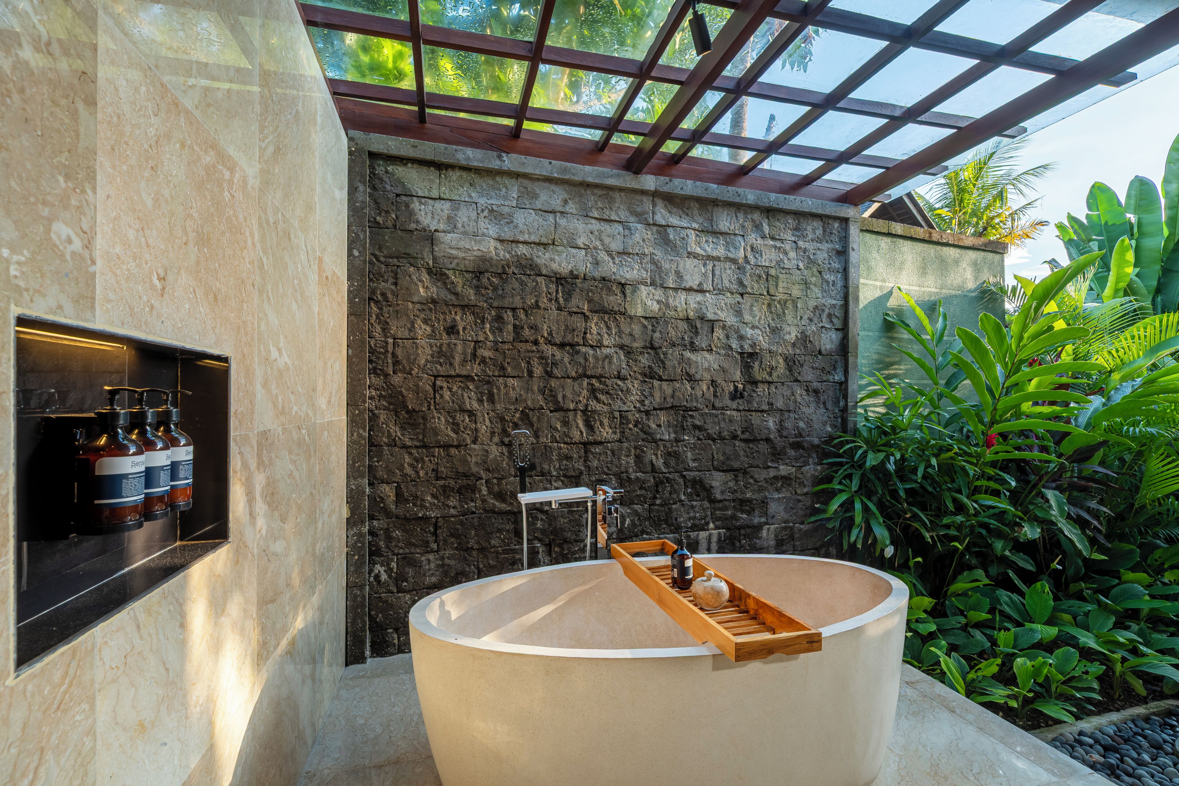 Villa, 2 slaapkamers (Pool) | Badkamer | Een aparte badkuip en douche, een diep bad, designer toiletartikelen