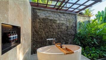 Villa, 2 slaapkamers (Pool) | Badkamer | Een aparte badkuip en douche, een diep bad, designer toiletartikelen