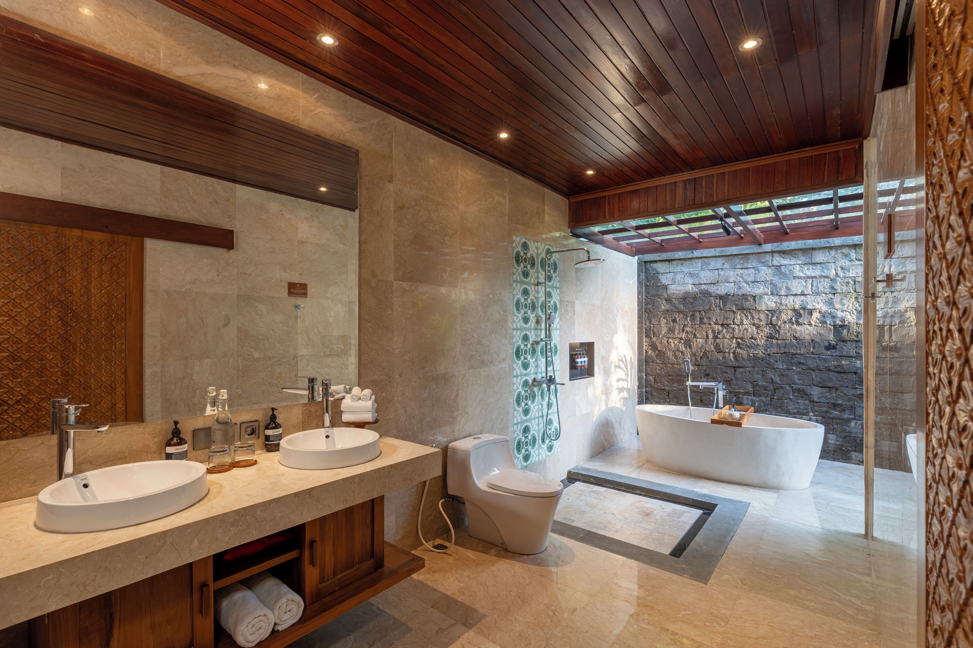 Royal Two Bedroom Pool Villa | Bathroom | Separate bathtub and shower, deep-soaking bathtub, designer toiletries