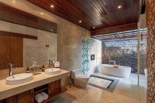 别墅, 2 间卧室 (Pool) | 浴室 | 独立的浴缸和淋浴、深泡浴缸、名牌洗护用品、浴袍