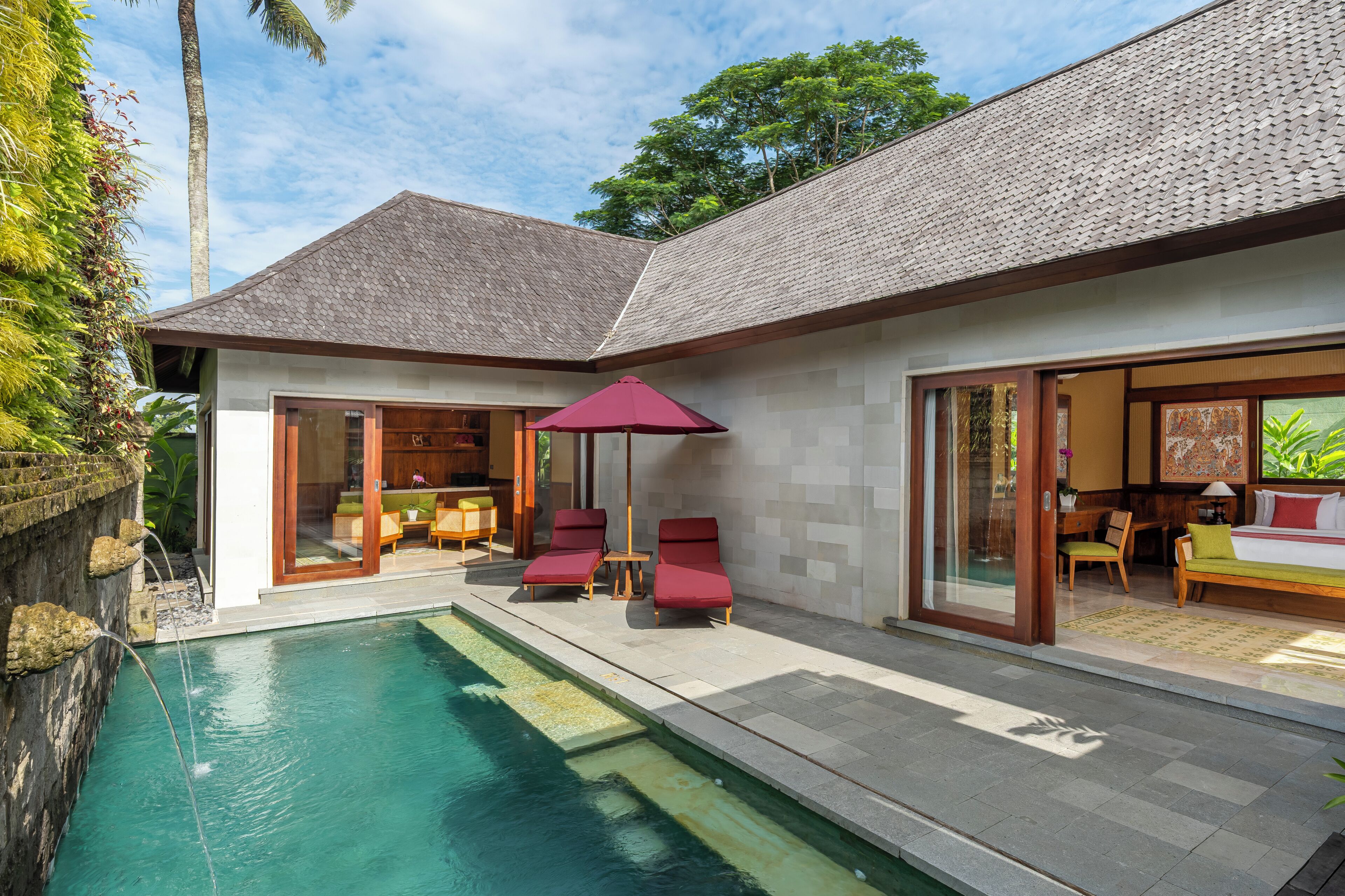 Villa, 2 slaapkamers (Pool) | Een minibar, een kluis op de kamer, een bureau, verduisterende gordijnen