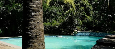 Außenpool, Sonnenschirme, Liegestühle