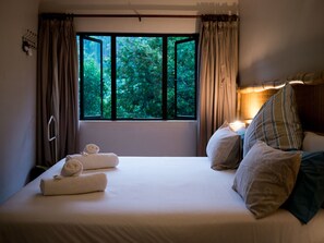 1 habitación, escritorio y tabla de planchar con plancha 