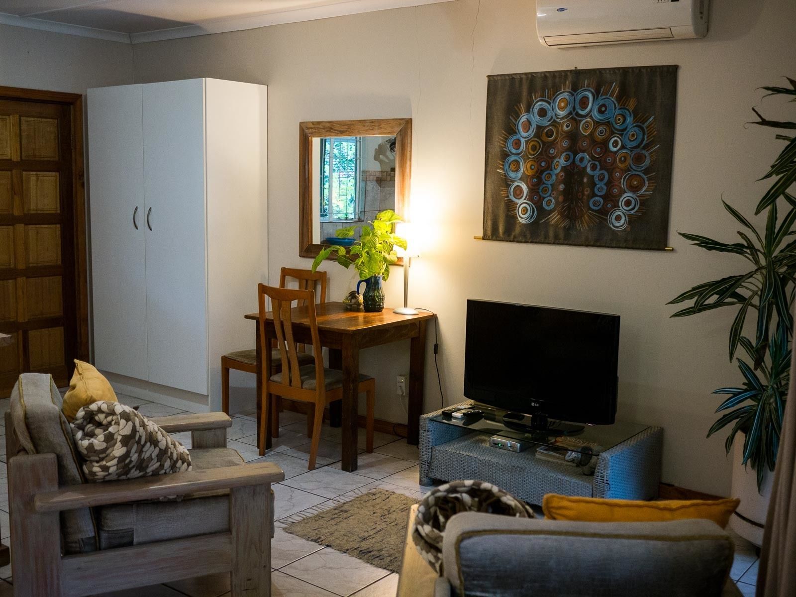 Deluxe Double Room | Living area | Flat-screen TV