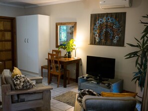 ห้องดีลักซ์ดับเบิล | บริเวณนั่งเล่น | ทีวีจอแบน