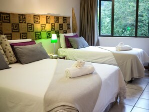 Familierom | 1 soverom, skrivebord, strykejern/-brett og barnesenger (inkludert)