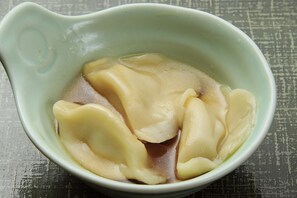 A bowl of dumplings in a ceramic dish. - Richmond Hotel Utsunomiya Ekimae (Utsunomiya)