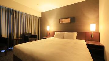 Escritorio, tabla de planchar con plancha, wifi gratis y ropa de cama