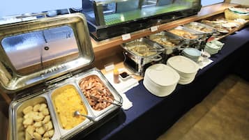 Daily buffet breakfast (JPY 2300 per person)