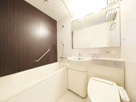 Combined shower/tub, free toiletries, hair dryer, slippers