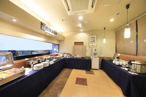 Daily buffet breakfast (JPY 1800 per person)